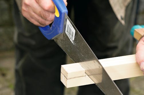 Erstatt med friskt tre: Finn en list som er litt tykkere enn reparasjonsstedet, og kapp den til i lengden Erstatt med friskt tre: Finn en list som er litt tykkere enn reparasjonsstedet, og kapp den til i lengden